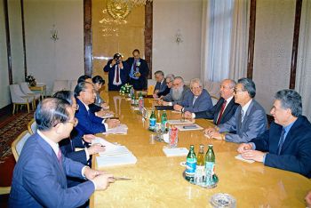 于克里姆林宫与戈尔巴乔夫总统以及其他苏联领导层展开讨论（1990年7月，莫斯科）