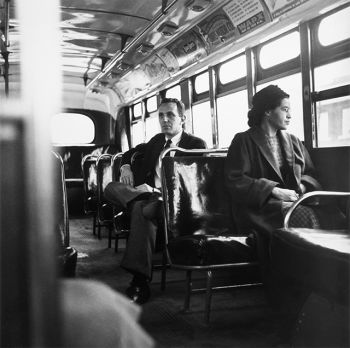 1956年12月21日，罗莎・帕克斯乘搭蒙哥马利公共汽车。那天，当地公共交通系统已合法统合。帕克斯女士后面是合众国际社（UPI）记者尼古拉斯・C・克里斯（Nicholas C. Chriss）
（© Bettman/Getty Images）
