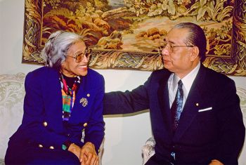 与帕克斯女士于美国创价大学会晤（1993年1月，加州卡拉巴萨斯）