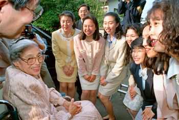 帕克斯女士在创价女子短期大学学生见面（1994年5月，东京八王子）