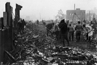 东京受到盟军以燃烧弹攻击后的景象。（1945年3月）