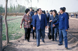 池田与妻子香峰子在1975年第三度访问中国，并与当地的人民交谈