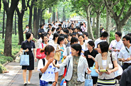 2006年，创价学会青年部部员与中国学生在上海合影