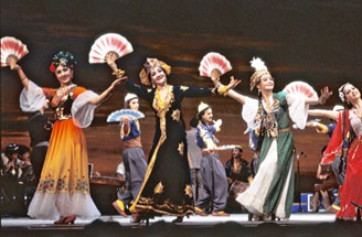 1985年，来自中国、乌兹别克、土耳其和日本的艺术家，在民主音乐协会举办的"丝路音乐之旅"中演出（日本）
