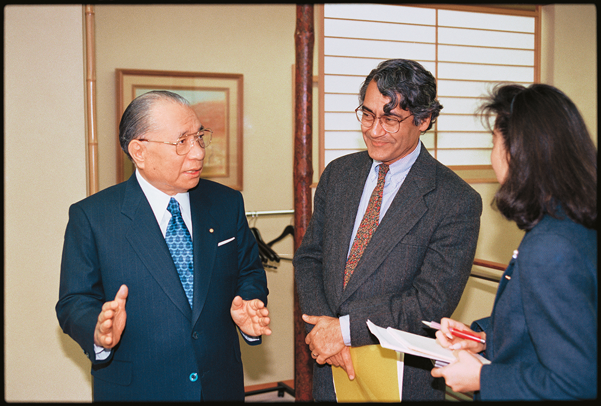 池田与马吉特・德拉尼安，两人曾共同执笔推出佛教与伊斯兰教的跨宗教对谈集《21世纪的选择》，德拉尼安当时是户田纪念国际和平研究所所长（1996年2月，东京）