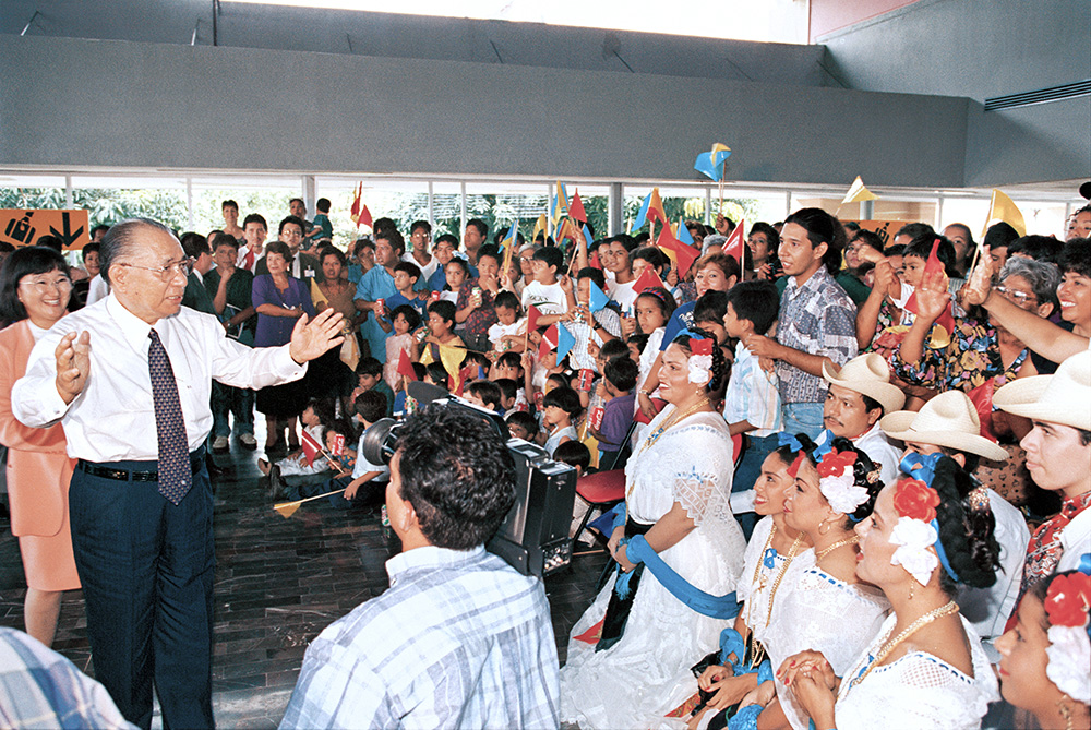 池田于1996年6月在墨西哥的韦拉克鲁斯国际机场与会员们见面。