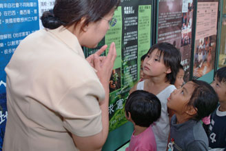 台灣的學童觀賞由SGI和地球憲章推進委員會製作的環境展
