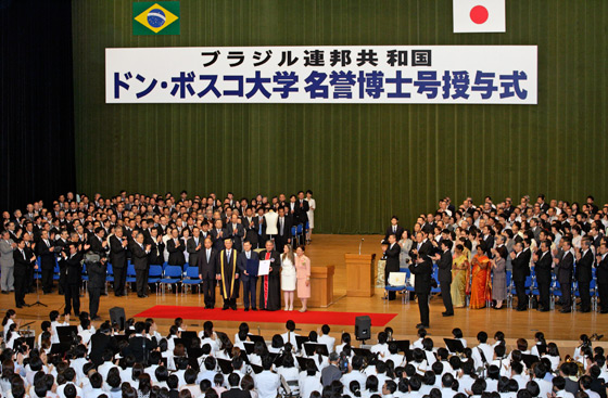 假日本創價大學大禮堂舉辦的「名譽博士」頒獎典禮