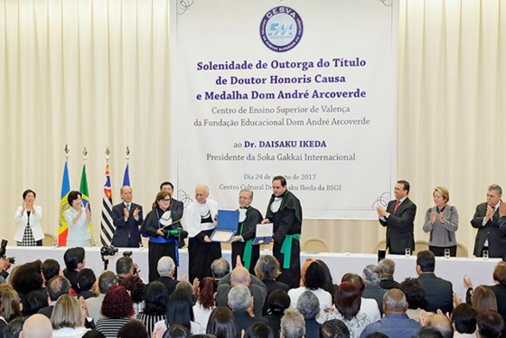 創價學會會長原田稔（中央右2）代表池田SGI會長接受名譽博士證書及紀念獎章。