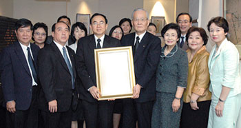 泰國文化部常任秘書威叻（前排左三）將證書委託給大場SGI理事長（前排左四）