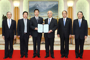 河北大學王校長（左三）將池田會長的名譽博士證書轉交創價大學山本校長（右三）