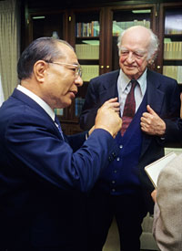諾貝爾和平獎得主鮑林與池田大作1990年8月於洛杉磯舉行對話，探討和平問題