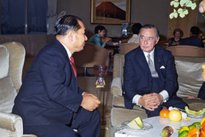 與締結EC（歐洲共同體）之父卡雷爾基博士進行對話（1970年10月，東京）