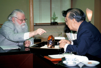 莫斯科州立大學前任校長洛古諾夫與池田就教育相關議題交換意見(1993年，東京)