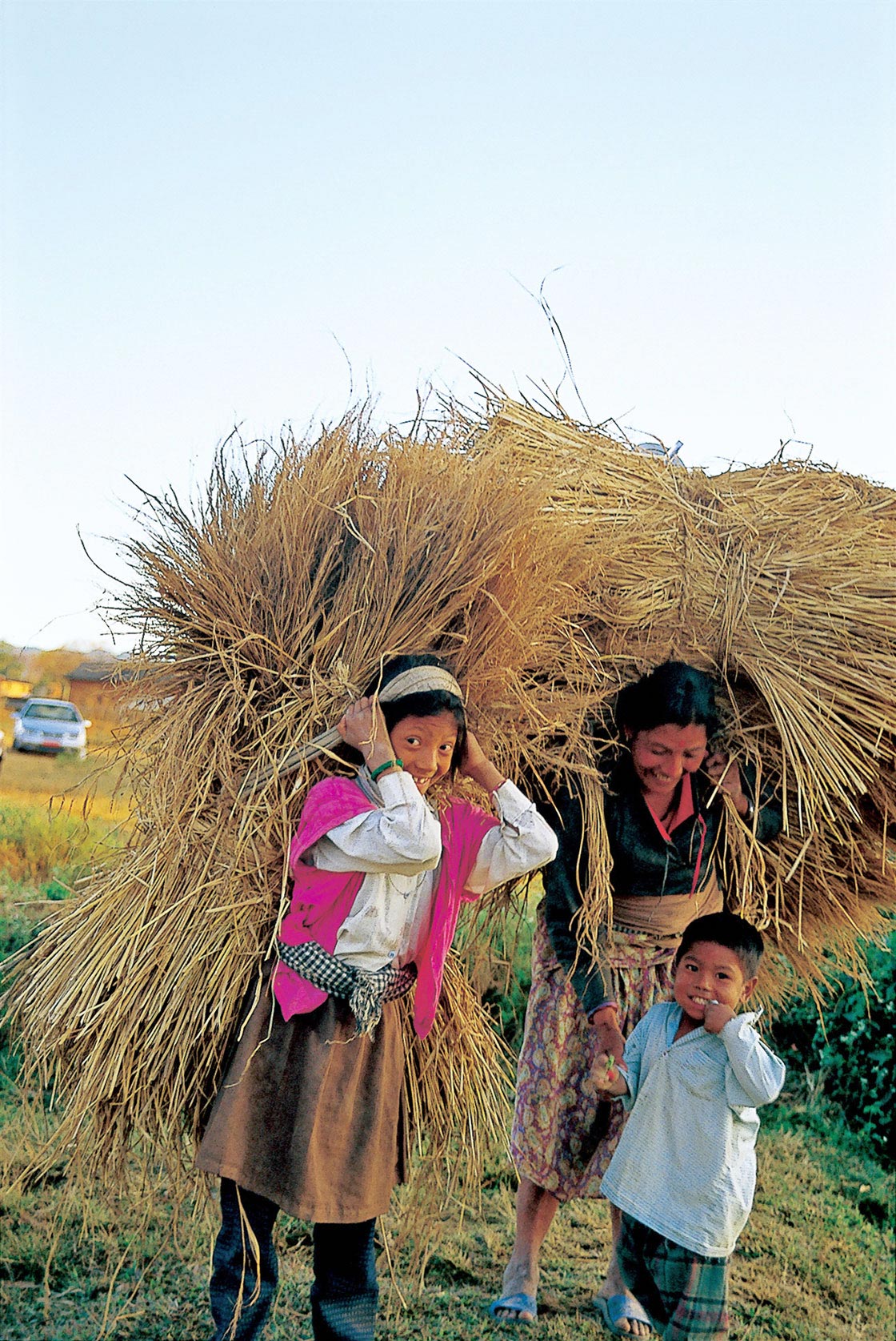 Foto por Daisaku Ikeda – Una madre y sus hijos en Nepal