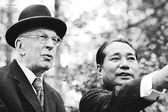 Arnold Toynbee y Daisaku Ikeda pasean por Holland Park, Londres, en mayo de 1972