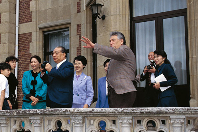 El embajador Chinghiz Aitmatov y su familia con Daisaku Ikeda y Kaneko Ikeda en el consulado soviético en Luxemburgo