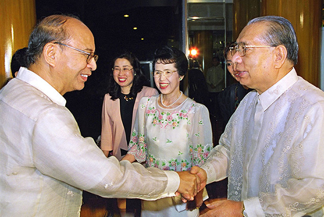Daisaku Ikeda y el presidente de la Universidad de Filipinas, José Abueva, se reúnen en febrero de 1998