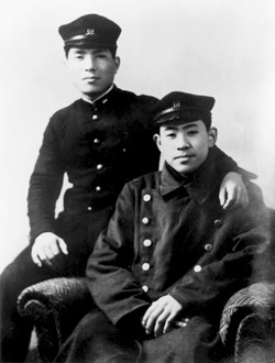 Ikeda (izq.) con un compañero (fines de la década de 1940)