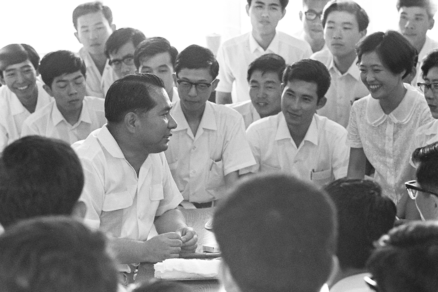 Ikeda conversando con miembros de la División de Estudiantes Universitarios (Shizuoka, 7 de agosto de 1968)