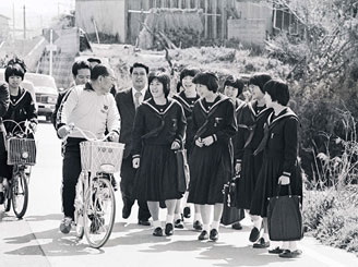 Ikeda saluda a las estudiantes de la Escuela Soka (Katano, Osaka, abril de 1978)