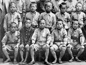Ikeda en 5º grado de primaria (segundo de la derecha en la fila delantera)