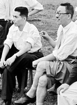 Ikeda (sentado a la izquierda) con su maestro Josei Toda (1955)