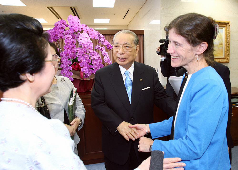Con Sarah Ann Wider, profesora de inglés en la Universidad Colgate (EE. UU.) y entonces presidenta de la Asociación Ralph Waldo Emerson  (Tokio, julio de 2006)