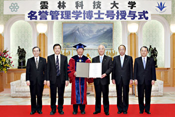 El presidente Lin (tercero desde la izquierda) entrega el premio al presidente Yamamoto (tercero desde la derecha).