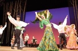 Conjunto de danza folclórica rusa se presenta en el distrito de Kita, en Tokio, en gira reciente por invitación de Min-On (octubre de 2007)