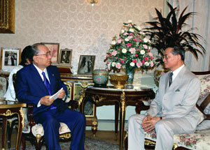 Su Majestad, el rey Bhumibol Adulyadej (derecha), recibe en audiencia a Daisaku Ikeda. Villa Chitralada, Palacio Dusit, Bangkok, 8 de febrero de 1994