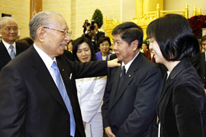 Daisaku Ikeda intercambia palabras con representante de Tailandia