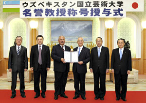 De izquierda a derecha: Director Sharipov, decano Pirmatov, presidente Karabaev, presidente Yamamoto, presidente Tashiro y presidente Fukushima.
