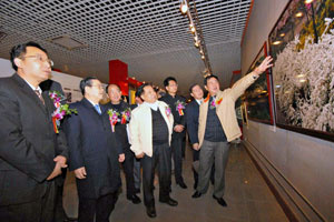 Wang Ruofeng, conservador principal del museo, guía a los invitados de la inauguración. A la izquierda, Xu Jian, vicepresidente de la Universidad de Shaoguan