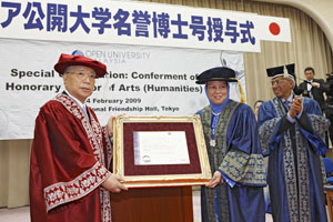 Datin Seri Jeanne Abdullah, presidenta de la Universidad Abierta de Malasia (segunda desde la derecha) y Daisaku Ikeda (izquierda)