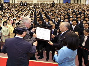 El director Stuart Rees entrega diploma a Daisaku Ikeda
