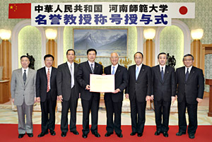 El director Zhang Yawei (cuarto desde la izquierda) entrega el diploma al presidente Hideo Yamamoto (quinto desde la izquierda)