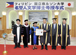 El diploma destinado a Daisaku Ikeda es depositado por la presidenta Cecilia N. Gascon (3ª desde la izquierda) en manos de su homólogo japonés Hideo Yamamoto (3º desde la derecha)