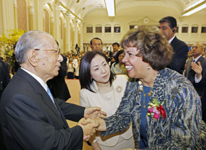 Daisaku Ikeda (izquierda) saluda a una representante de los Estados Unidos