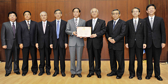 El presidente Yu Jiayou (5º de la izquierda) y el presidente Hideo Yamamoto (6º de la izquierda)