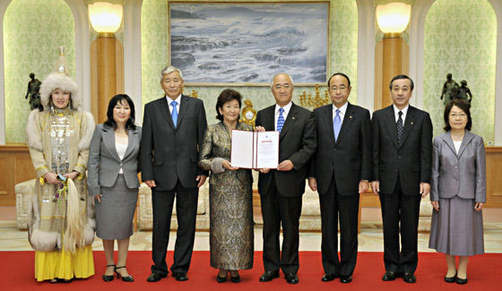 La presidenta Kopilova (4ª de la izquierda) y el presidente Yamamoto (5º de la izquierda)