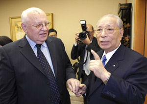 Mijaíl Gorbachov y Daisaku Ikeda en Tokio (9 de diciembre de 2009)