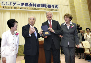 Izquierda a derecha: Kaneko Ikeda, Daisaku Ikeda, doctor Manfred Osten y señora Uten Osten.