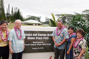 El alcalde Kenoi (tercero de la derecha) y el director general Oba (segundo de la izquierda)