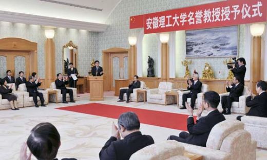 El secretario Zhang pronuncia palabras laudatorias en la ceremonia.