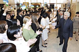 Delegación uzbeka es recibida por alumnos japoneses