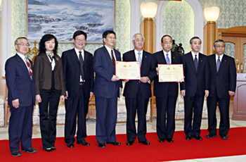 De izquierda a derecha: Hidezo Imaruoka, Wu Yajing, Li Rechi, Du Ruiqing, Hideo Yamamoto, Yasunori Tashiro, Hideaki Ishii, Hirotomo Teranishi.