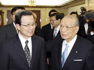 Embajador Cheng (izquierda) y presidente Ikeda (derecha). Tokio, 2010.