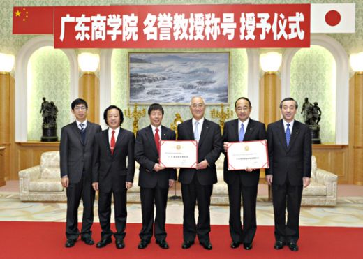 De izquierda a derecha: Director Jun, director Meng, presidente Wang, presidente Yamamoto, presidente Tashiro y presidente Ishii.