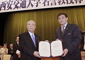 Doctor Wang Jianhua (derecha) y Daisaku Ikeda (izquierda)